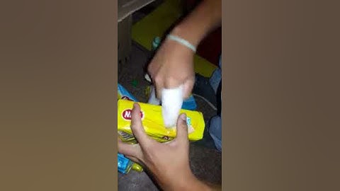 Vídeo mostra funcionários adulterando validade de produtos em supermercado