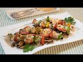 Brochetas de rape y langostinos sobre champiñones. ¡Exquisitas!