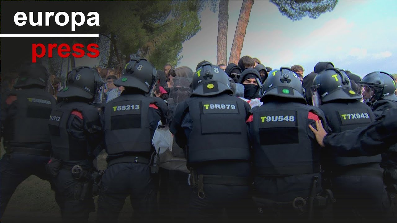 Los Mossos cargan en la UAB para separar un enfrentamiento entre estudiantes