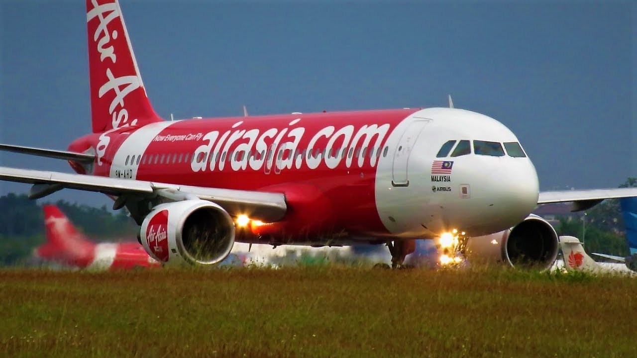 Pesawat Terbang Air Asia Malaysia Mendarat Di Bandara Adi Sucipto