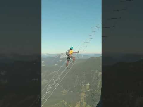 يمشي على سلم حبل مربوط في جبل وطائرة بارتفاع كتر ١٠٠٠ متر سبحان الله العظيم