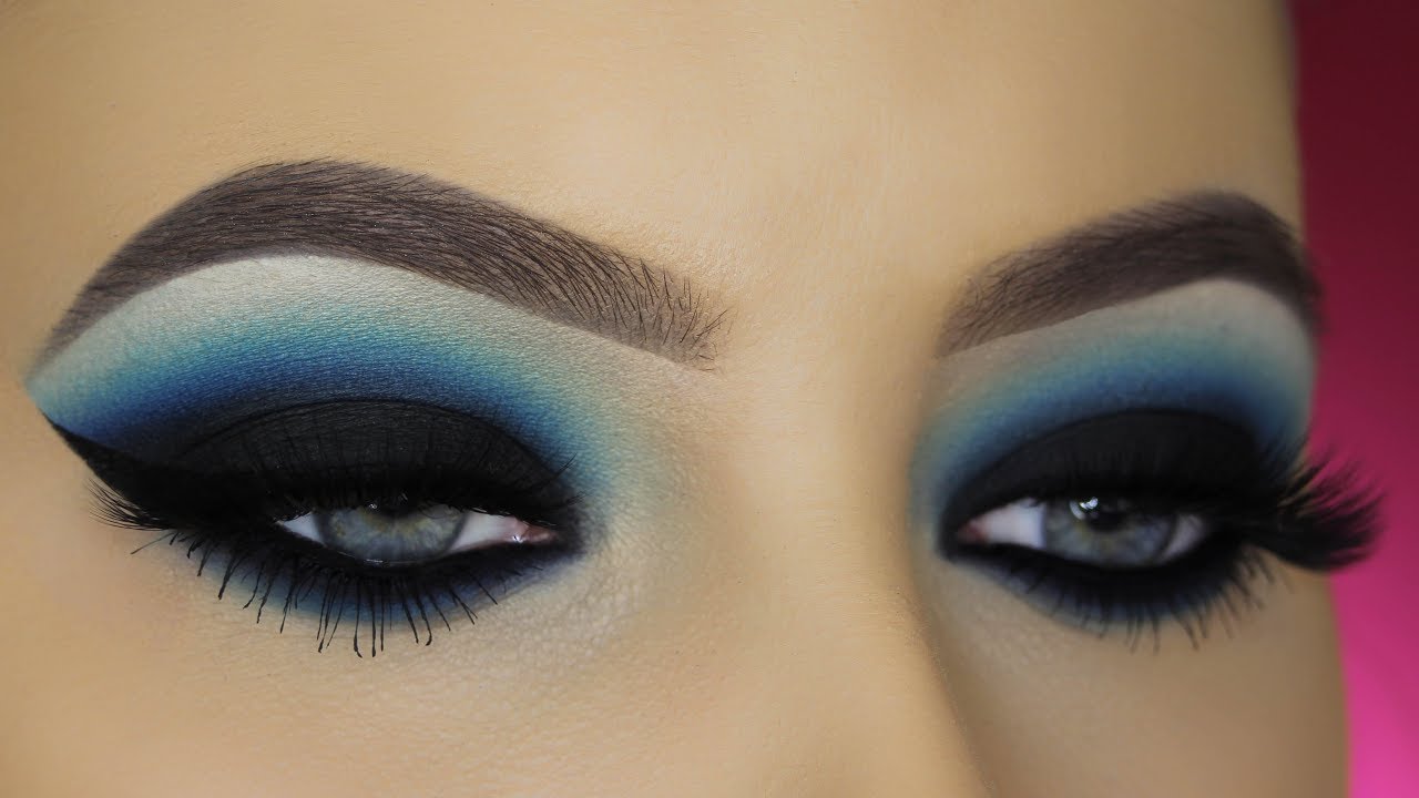 4. Blue Hair and Smokey Eye Makeup Looks - wide 4