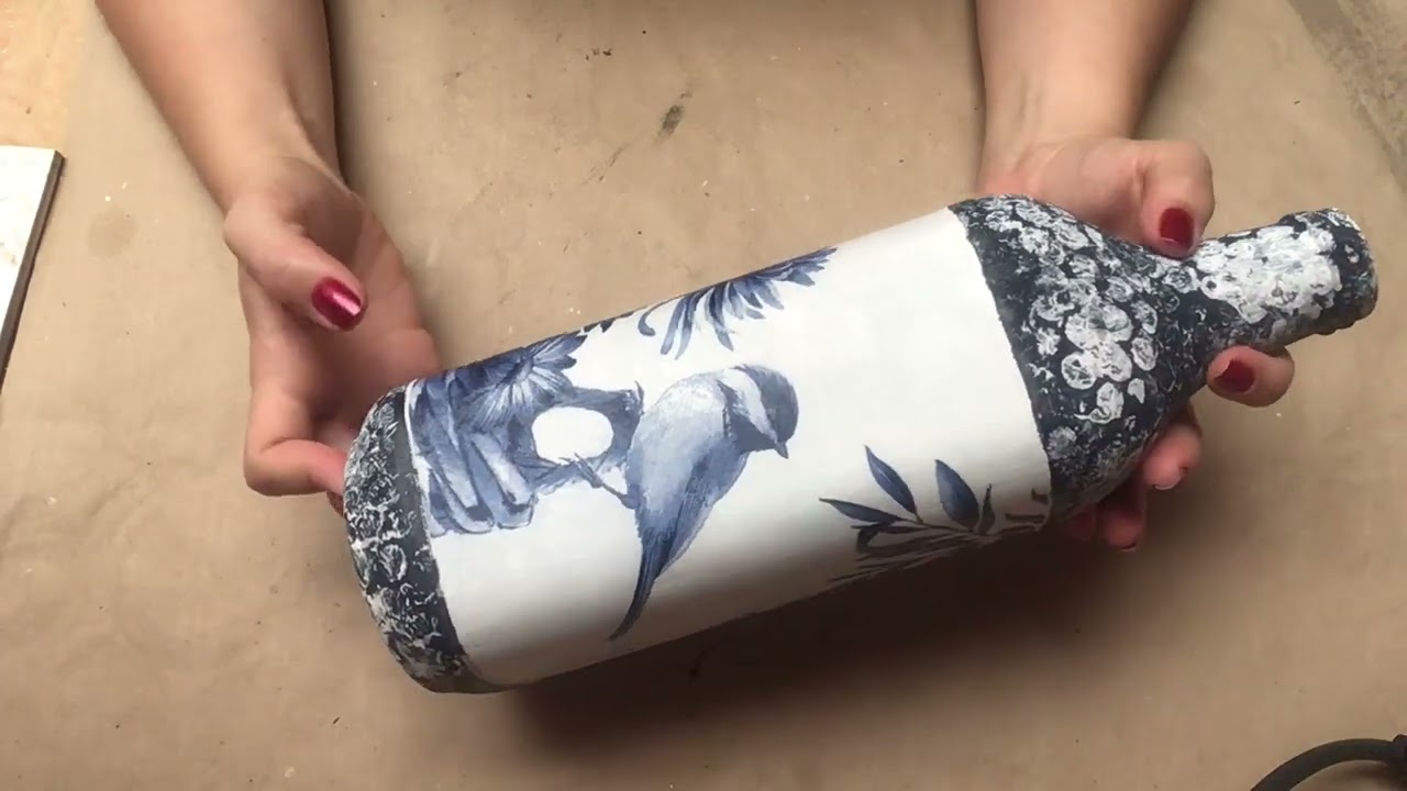 Garrafa decorada com Decoupage e Pintura efeito com Plástico Bolha 🫧