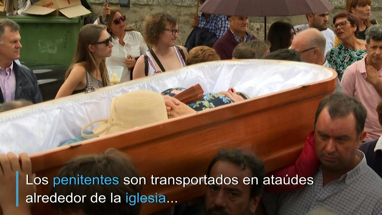 La procesión de ataúdes abiertos de un pueblo español | AFP