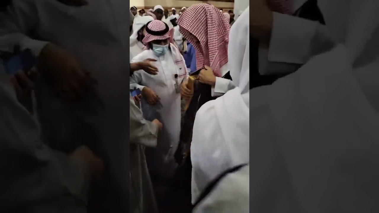 تواضع الشيخ عبد السلام الشويعر مع الحضور
