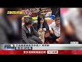 沈伯洋收到新鞋笑開懷　立委李柏毅排隊三小時送暖