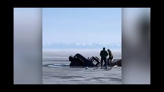 На Байкале под лед провалились два грузовика