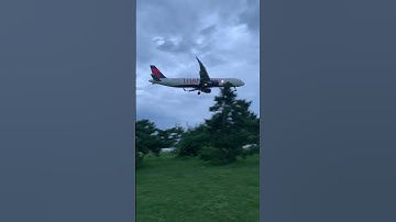 máy bay hạ cánh thấp gần người 🛬❤️