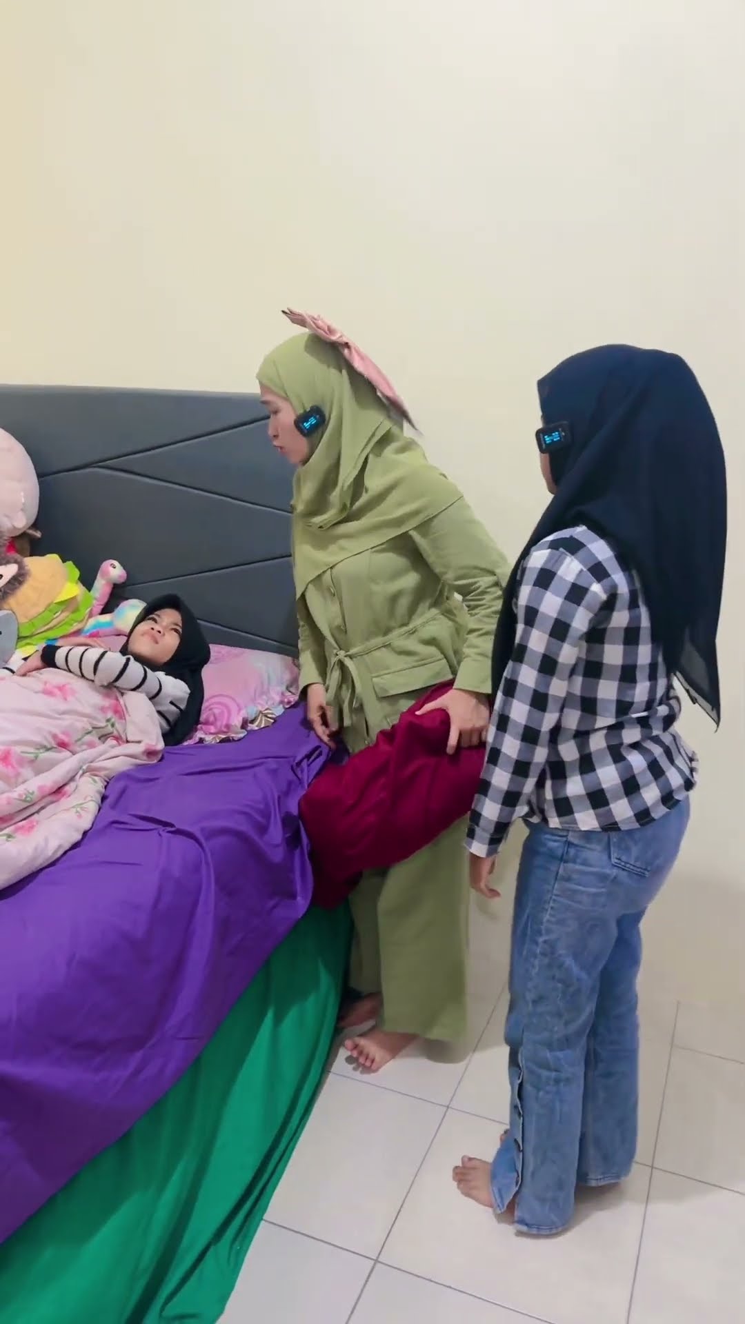 KASIHAN LULU DISURUH TIDUR DILANTAI SAMA AINUN ?
