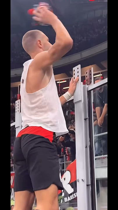 MILAN NAPOLI 2-1: Pavlovic regala la maglia alla Curva Sud #milan #curvasud #pavlovic