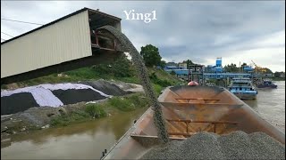 Barge loading and unloading 6000 tons of concrete gravel - the weather is very bad today