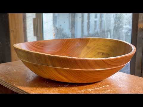 Richard Raffan completes a green tripod bowl.