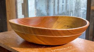 Richard Raffan completes a green tripod bowl.