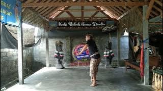 Download lagu Pembelajaran Kelas Topeng Tua Kaki Bebek House,Made Cat Suteja