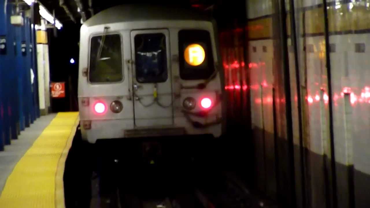 R46 F trains at Kew Gardens - Union Turnpike - YouTube