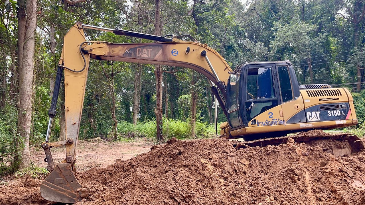 CATERPILLAR 315DL กำลังเคลียริ่งพื้นที่สร้างตลาดนัดคลองถม ￼