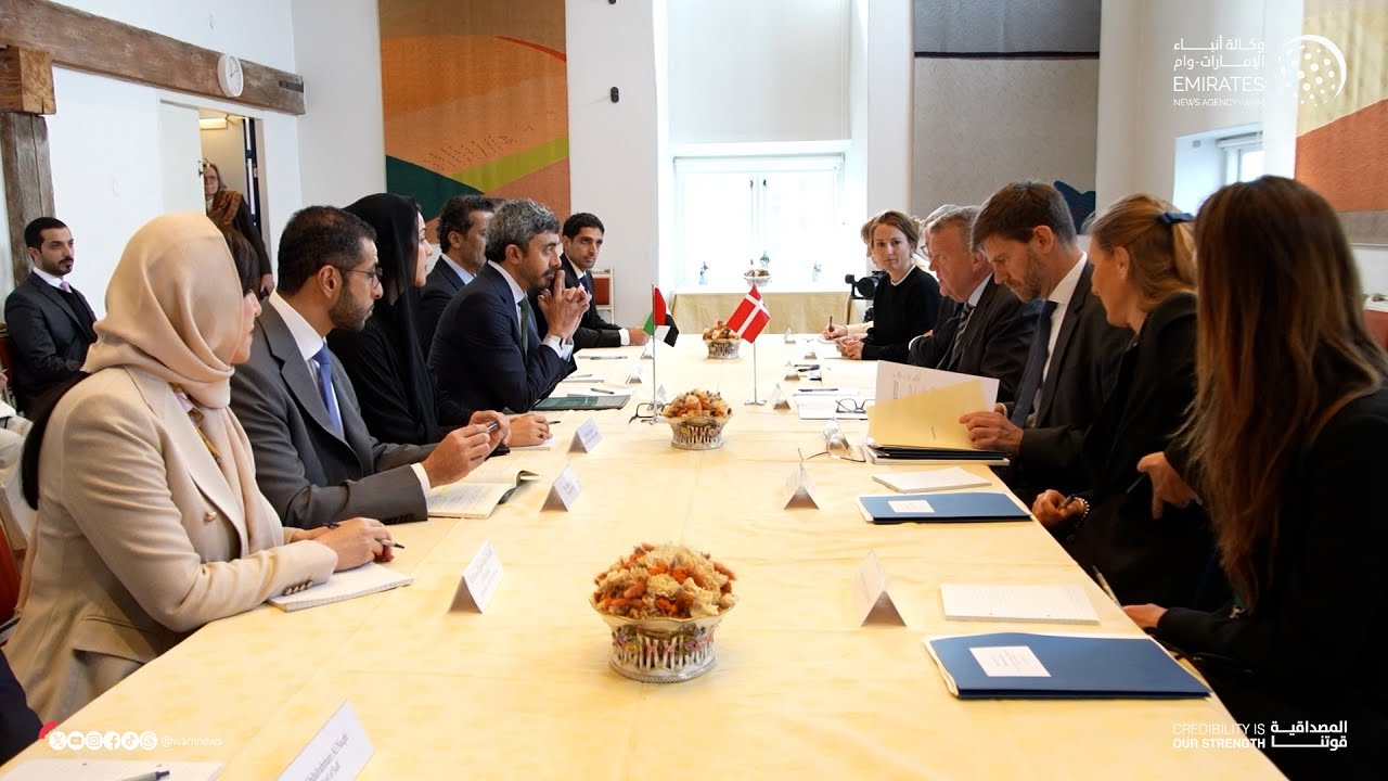 عبدالله بن زايد يلتقي وزير خارجية الدنمارك في كوبنهاغن ويوقعان مذكرة تفاهم بين البلدين