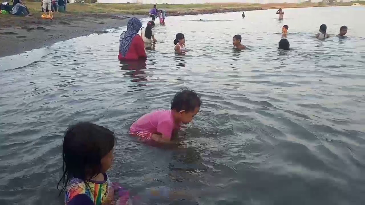 Bermain di Pantai Marina Semarang 