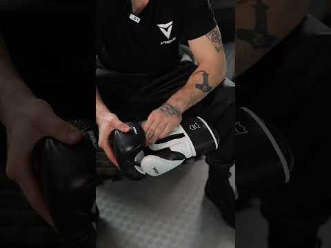 Боксерские перчатки V`Noks Aria White 10 ун. из натуральной кожи Nappa пено-гелевое наполнение вентиляция манжет Velcro, видео 1