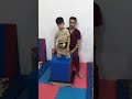 تمرين الوقوف ع الركبة للاطفال الشلل الدماغي ع لوح الاتزان لزيادة قوة عضلات الجذع والوسط والاتزان
