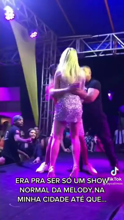 Melody é atacada em show