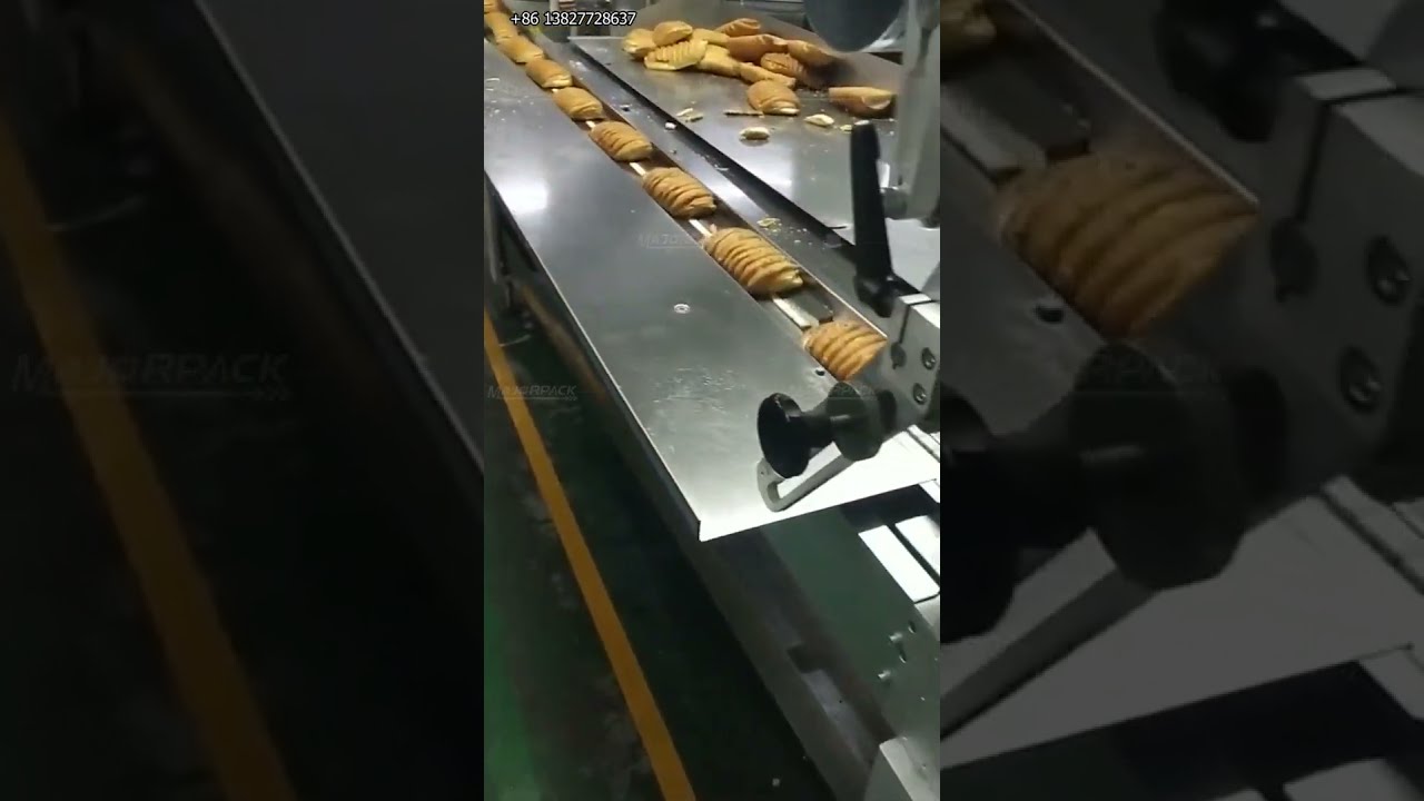 Automatic croissant  flow pack machine Majorpack-客户工厂展示牛角包枕式包装机