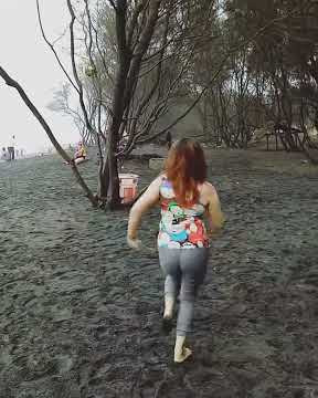 Tante della putar ke kiri pamer bokong nya