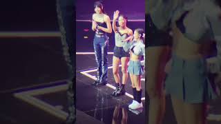 221211 BLACKPINK BORN PINK WORLD TOUR in Paris - Rosè ties shoes and Jennie talks about crazy crowd