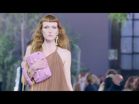 Video: Dominikánske Modely Vytvárajú Históriu V Show Valentino