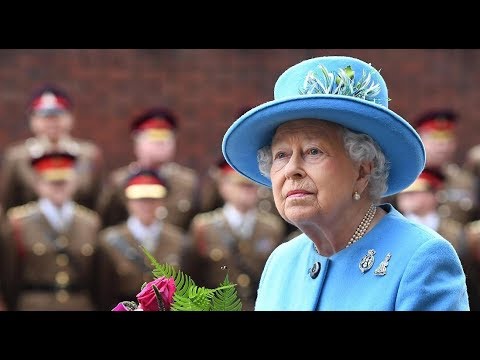 Regina Rissa Regina Elisabetta ferita alla mano: sedava una rissa - YouTube
