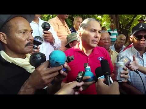 Enfrentan con bombas lacrimógenas a policías y militares pensionados que protestaban