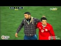 مشجع جزائري ينزل ويعانق لاعبي المنتخب الفلسطيني مشجع جزائري ينزل ويعانق لاعبي المنتخب الفلسطيني