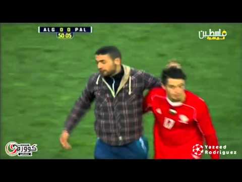 مشجع جزائري ينزل ويعانق لاعبي المنتخب الفلسطيني