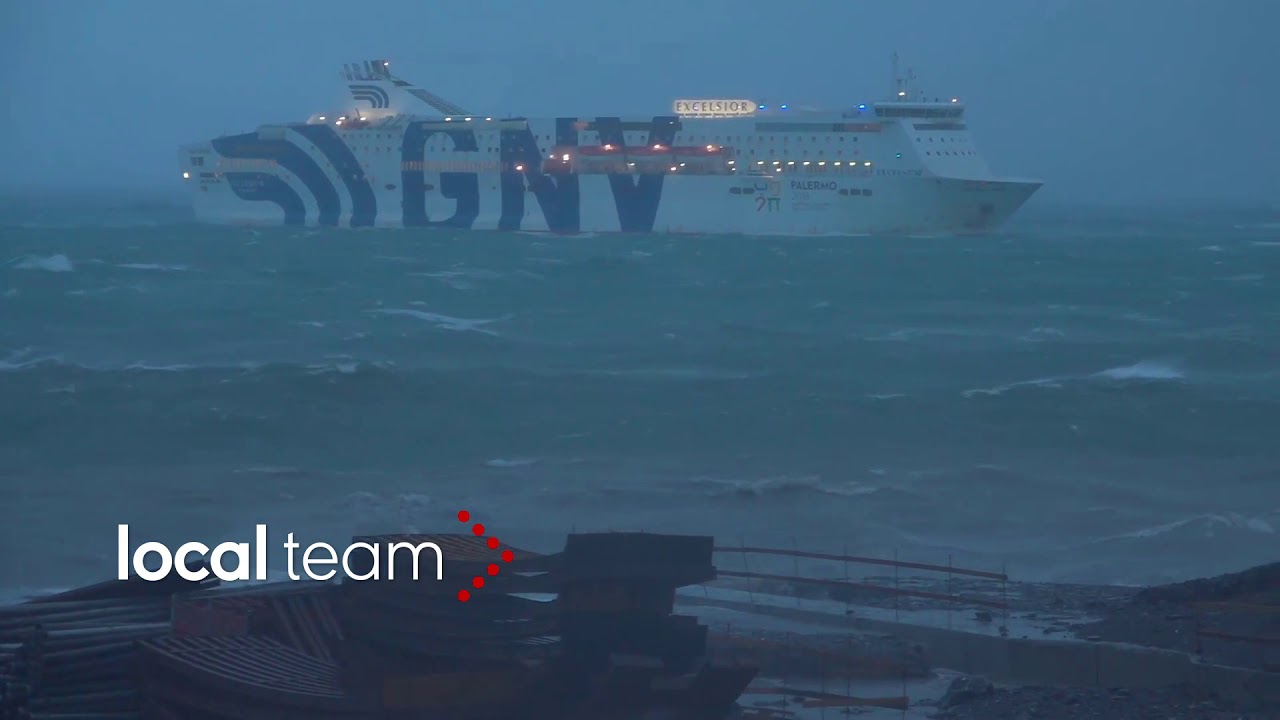 Mareggiata storica a Genova, nave in difficoltà