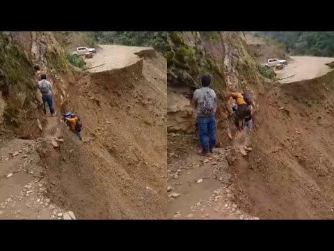 Pobladores arriesgan sus vidas al cruzar carretera colapsada Metal Marcos - Tayabamba en Tocache