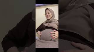 Bumil Cantik Elus Perut