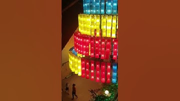 Cây thông siêu to khổng lồ làm từ 2500 nón lá