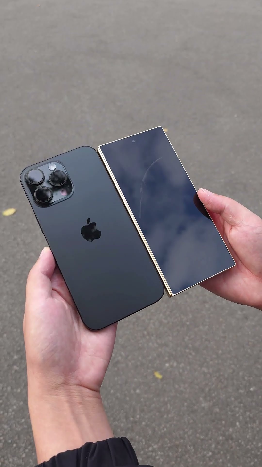 Samsung's mobile phones have an innate sense of luxury. Samsung Folding mobile phones Mobile #shorts