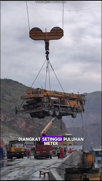 Mengangkat Raksasa: Aksi Spektakuler Crane di Proyek Konstruksi China