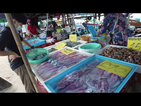 ตลาดอาหารทะเลสดริมหาดสวนสนระยองเพิ่งขึ้นจากเรือตอนเช้า