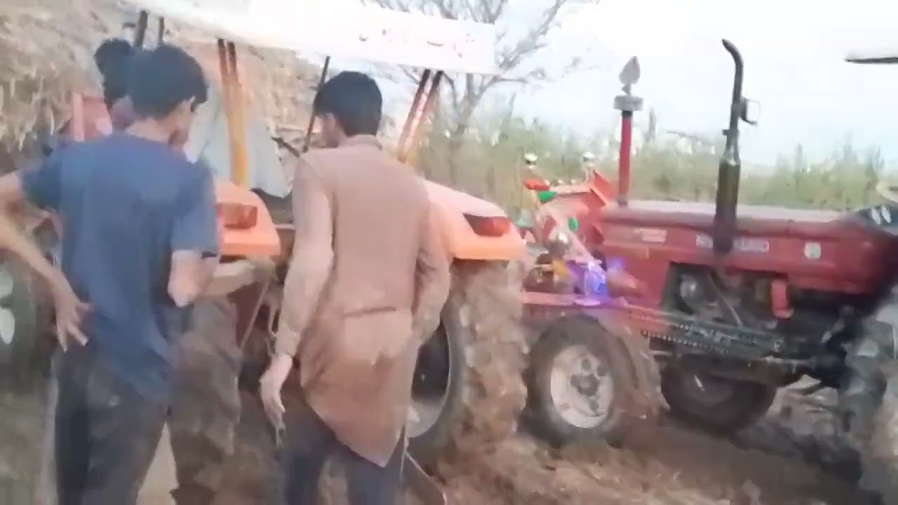 پانچ ٹریکٹر ایک ٹرالی 