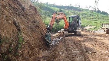 Nhật Ký Cầu Khe Trang (T46) phá đá khơi rãnh thoát nước san gạt đường dẫn