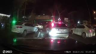 Ankara Trafik& Kızılay Istikametinden Makas Atarak Gelen Beyaz Fluence 2 Araç Çarpıyor