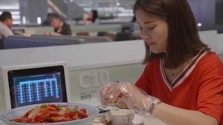 Restaurante futurista atendido por robots en China