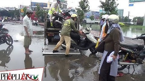 PLO - CSGT dùng xe đặc chủng giúp dân qua khỏi điểm ngập