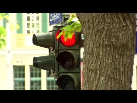 Übersehene Ampeln und Fahren auf dem Fußgängerweg: Unterwegs mit der Fahrrad-Polizei | stern TV