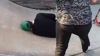 Он яйцами пезднулся [Skateboarder Breaks Board and Hurts Nuts]