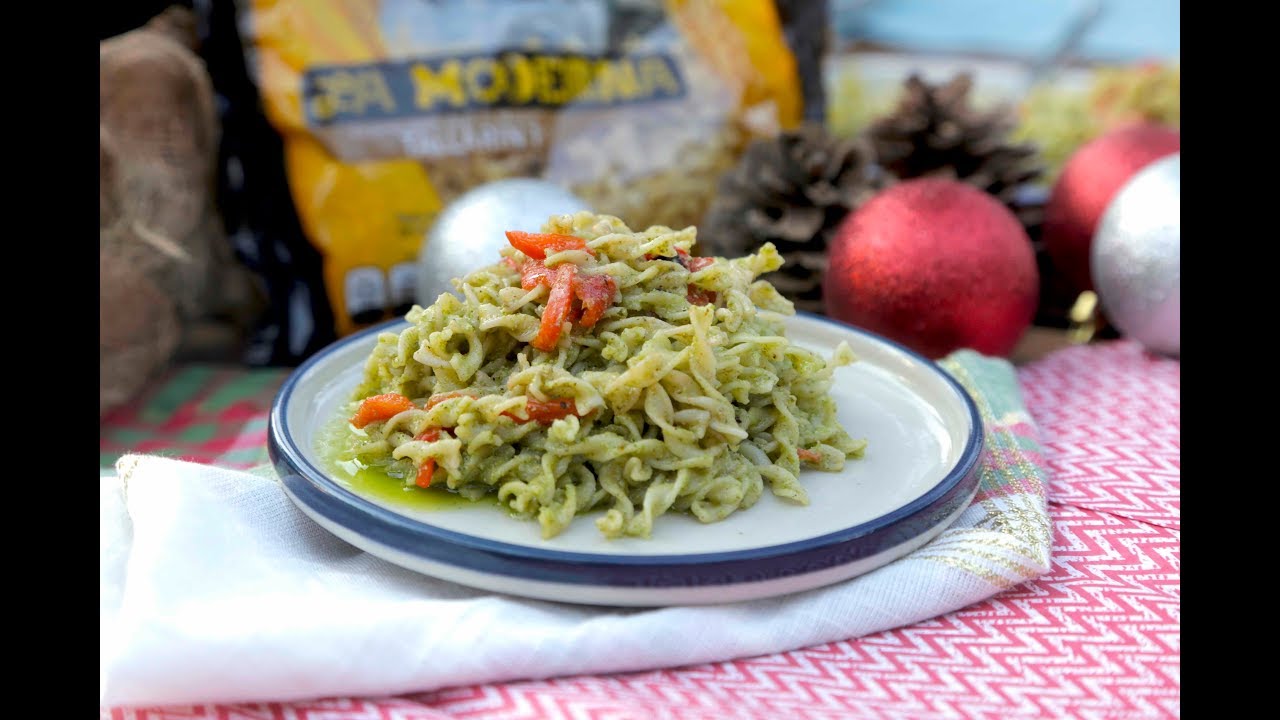 Tallarines con pesto de albahaca y pimientos - Como preparar pasta de tallarines
