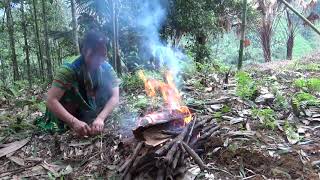 Primitive life - Forest people meet ethnic girl baked chicken eggs