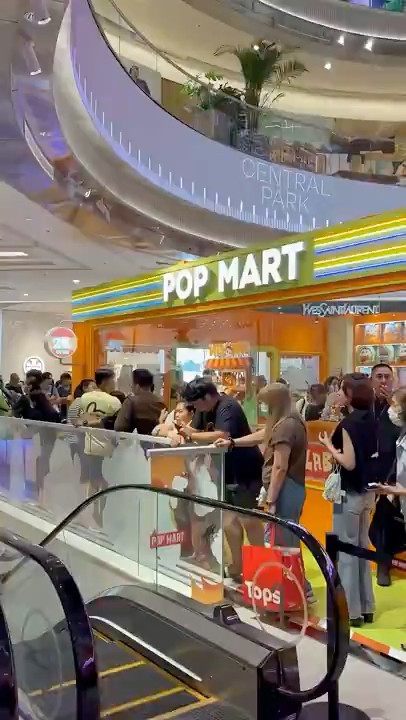 Queue Pop Store POP MART First in Line Crazy Long Queue #popmart #line #queue #fans ...